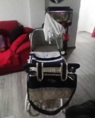 Carro de muñecas azul con flor