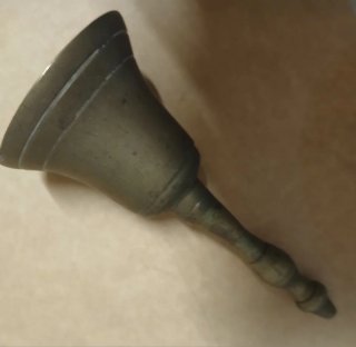 Campanita antigua de bronce