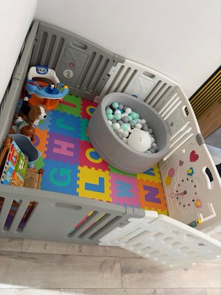 Parque infantil y piscina de bolas