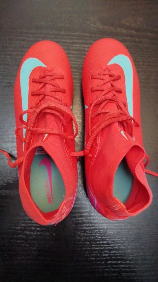 Zapatillas de fútbol Nike rosas y rojas