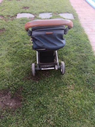 Silla de paseo azul y marrón
