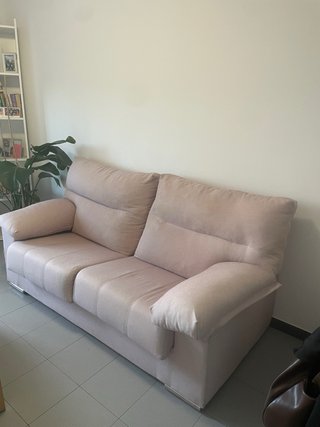 Sofá rosa de tela