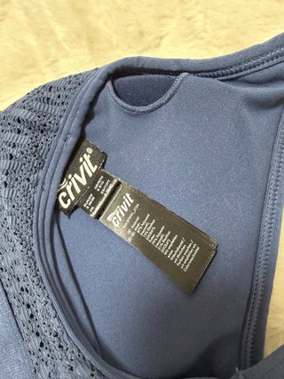 Top deportivo azul con encaje