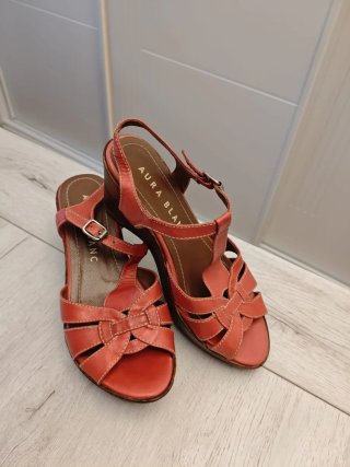 Cuñas coral de piel