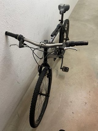 Bicicleta de montaña negra