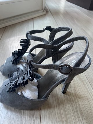Sandalias grises elegante tacón alto