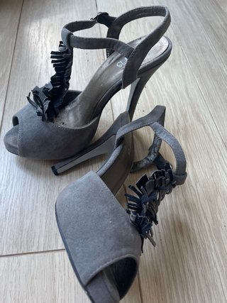 Sandalias grises elegante tacón alto