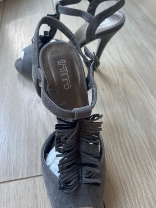 Sandalias grises elegante tacón alto