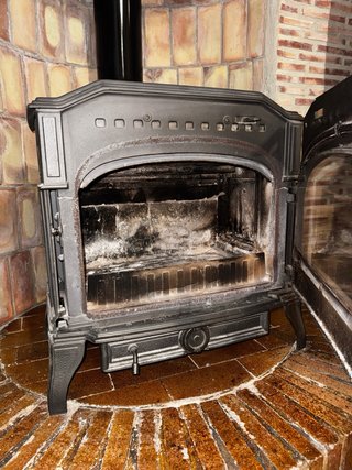 Chimenea de hierro fundido negra
