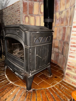 Chimenea de hierro fundido negra