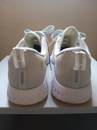 Zapatillas Nike Blancas y Grises