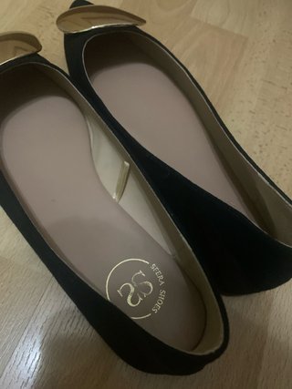 Bailarinas negras con detalle dorado