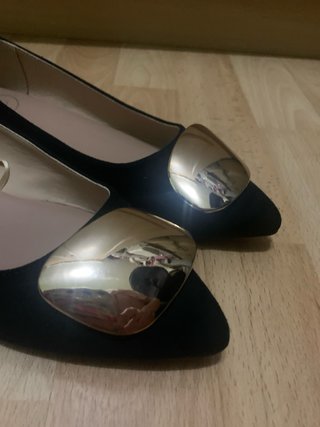 Bailarinas negras con detalle dorado