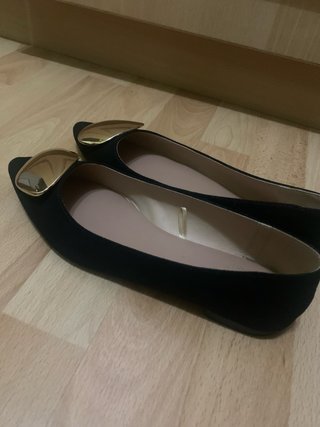 Bailarinas negras con detalle dorado