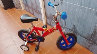 Bicicleta infantil roja 3 años