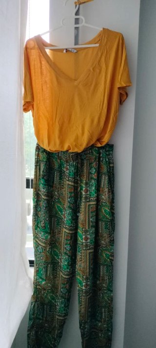 Conjunto 2 piezas: Top amarillo y pantalón estampa