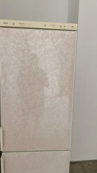 Frigorífico blanco con diseño moteado