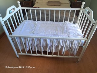 Cuna de bebé blanca con adornos