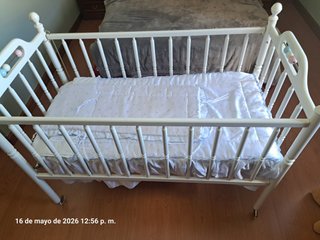 Cuna de bebé blanca con adornos