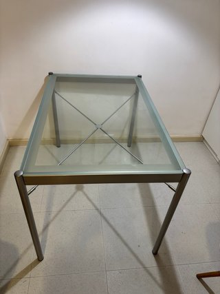 Mesa de cristal y metal