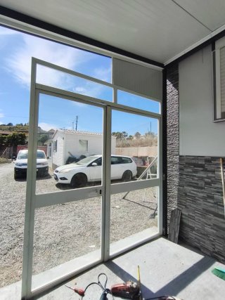 Puerta de aluminio blanca