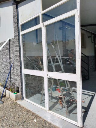 Puerta de aluminio blanca