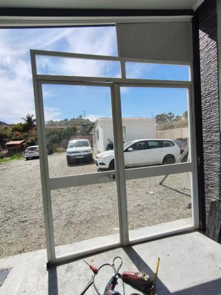 Puerta de aluminio blanca