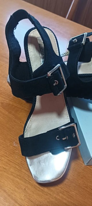 Sandalias negras con plataforma y hebilla