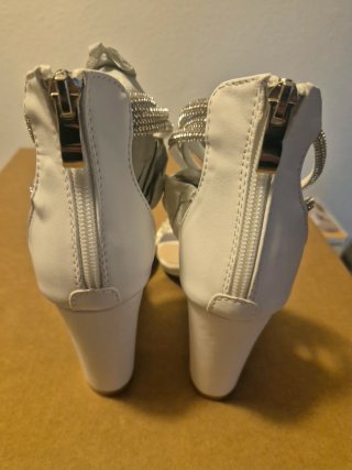 Zapatos de tacón blancos con pedrería