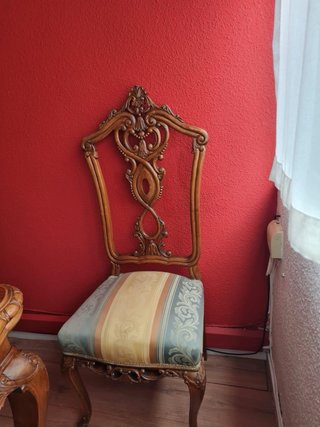 Mesa de comedor de madera tallada y sus 6 sillas