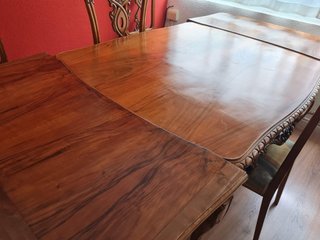 Mesa de comedor de madera tallada y sus 6 sillas