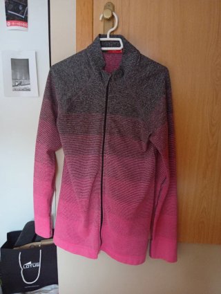 Chaqueta deportiva degradada gris y rosa