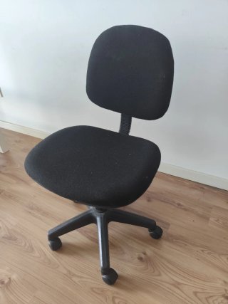 Silla de oficina negra con ruedas