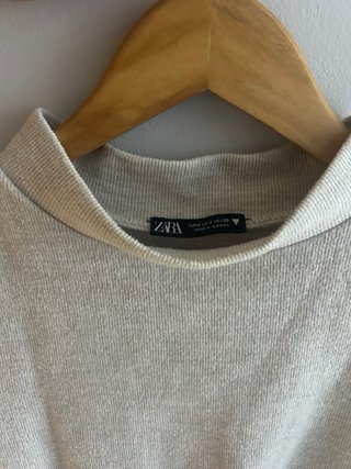Top de punto beige cuello alto