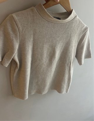 Top de punto beige cuello alto