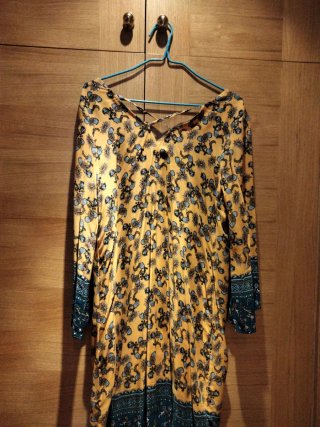 Vestido estampado amarillo y verde azulado