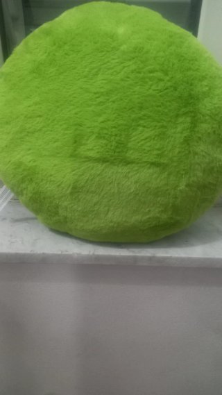 Peluche rotondo verde con faccia