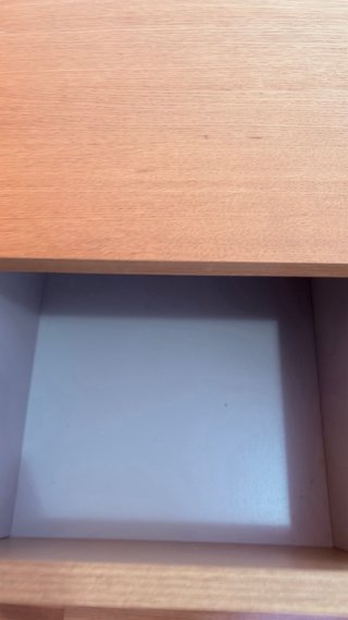 Mesita de noche de madera y plástico