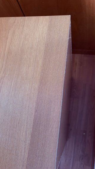 Mesita de noche de madera y plástico