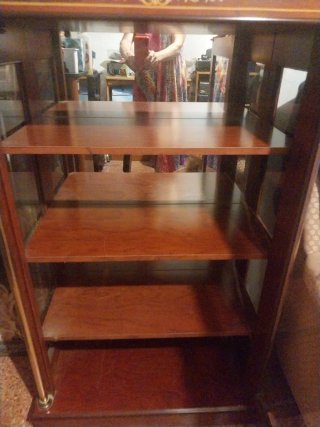 Vitrina de madera con detalles dorados