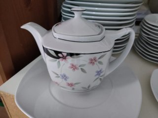 Vajilla y cafetera de porcelana