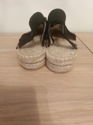 Alpargatas negras con tiras elásticas