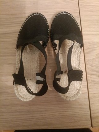 Alpargatas negras con tiras elásticas