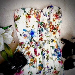 Vestido palabra de honor floral Bershka S/M