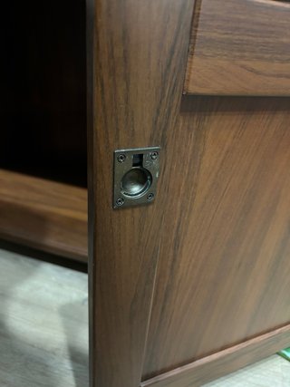 Vitrina madera oscura con detalles de cristal