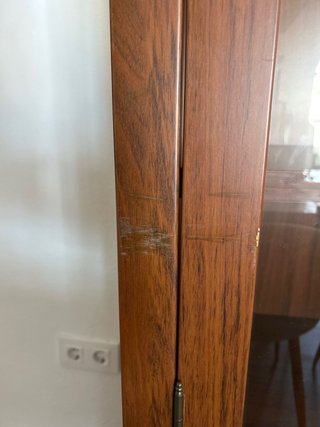 Vitrina madera oscura con detalles de cristal