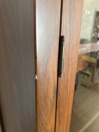 Vitrina madera oscura con detalles de cristal