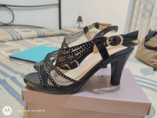 Sandali eleganti nere con tacco nuovi mai indossat