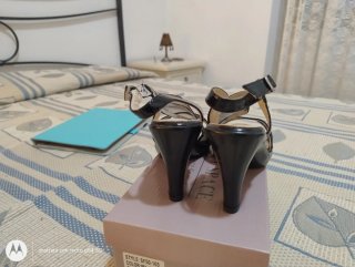 Sandali eleganti nere con tacco nuovi mai indossat