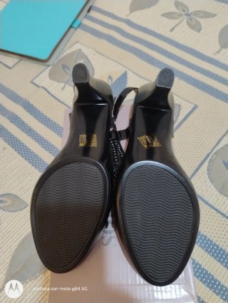 Sandali eleganti nere con tacco nuovi mai indossat